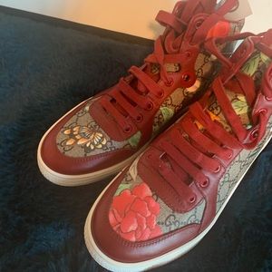 Gucci
Red Women Supreme Gg Tian Semaine Print High Top Sneakers
